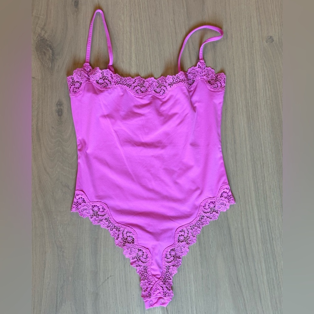 NWOT SKIMS Fits everybody lace cami bodysuit XS pink